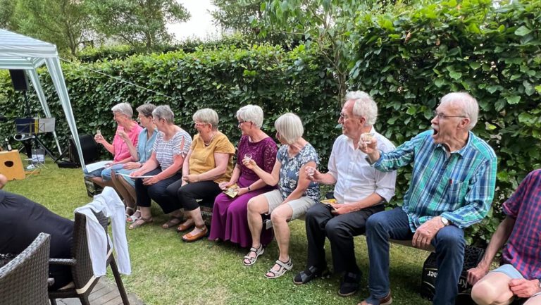 Eine Gruppe von älteren Menschen bei dem Sommerfest vom Verein Sovital